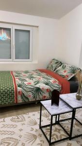 Un dormitorio con una cama y una mesa. en Superbe appartement proche Gare, en Melun