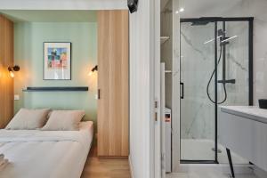 Kúpeľňa v ubytovaní Residence Center of Paris by Studio prestige