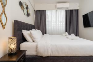 Ένα ή περισσότερα κρεβάτια σε δωμάτιο στο Dema's Luxury Suites (E8)