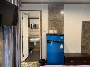 bagno con frigorifero blu e lavandino di Rayonghouse Resort a Rayong