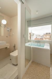 Et badeværelse på Dema's Luxury Suites (E8)