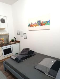 Stylish Apartment with WIFI, Near University& Augsburg Messe 객실 침대