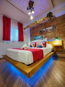 sypialnia z dużym łóżkiem i drewnianą podłogą w obiekcie Wonder Nerja Paraiso Apartamento w mieście Nerja