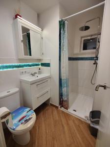 łazienka z toaletą, prysznicem i umywalką w obiekcie Wonder Nerja Paraiso Apartamento w mieście Nerja +28 zdjęć