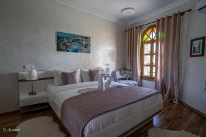 Voodi või voodid majutusasutuse Hôtel ZIRYAB toas