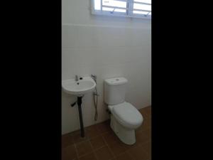 PaparにあるVilla Anggunのバスルーム(トイレ、洗面台付)