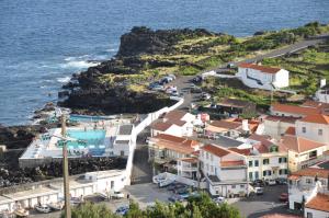 een luchtzicht op een stad met de oceaan bij Casa da Bicuda in Ribeiras