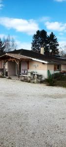 a white house with a driveway in front of it at Maison cosy à Saint-Avit-Saint-Nazaire avec jardin in Saint-Avit-Saint-Nazaire