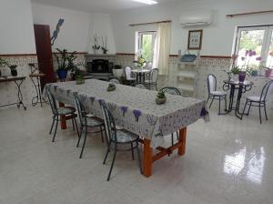 uma sala de jantar com uma mesa e algumas cadeiras em La maison du bonheur em Celavisa