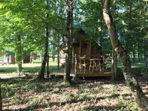 a tree house in the middle of the woods at Domaine de la Puisaye in Grandchamp