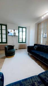 sala de estar con sofá negro y silla negra en Magnifique, logement Melun, en Le Mée-sur-Seine