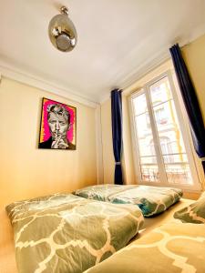 una camera con due letti e una finestra di NEW! Beautiful Apartment - 1 minute to Monte Carlo a Beausoleil