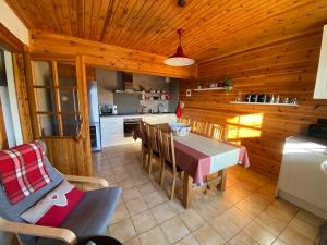 una cucina e una sala da pranzo con tavolo e sedie di Gîte des Ours a Osséja