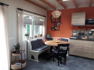 a dining room with a table and a kitchen at B&B Het Molensteegje in Andijk
