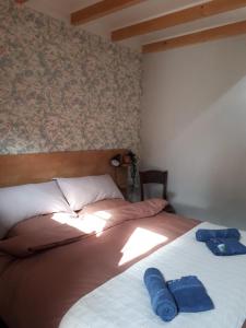 - un lit avec 2 serviettes bleues dans l'établissement B&B Het Molensteegje, à Andijk