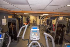 un gimnasio con una fila de cintas de correr en Apartamenty A&M, en Stargard