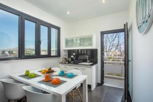 Kuchyň nebo kuchyňský kout v ubytování Faliro Hotel