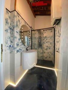 een badkamer met een wastafel en een spiegel bij Lilly’s Apartment Firenze in Florence