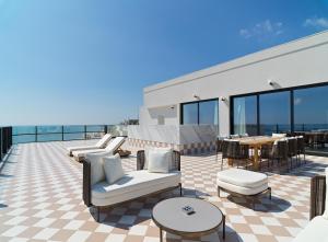 Posezení v ubytování LIV Mackenzie Beach Suites Larnaca ADULTS ONLY