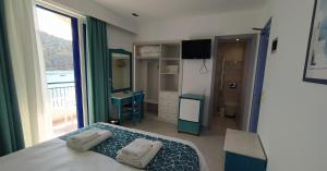 Postel nebo postele na pokoji v ubytování Knossos Hotel