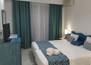 Postel nebo postele na pokoji v ubytování Knossos Hotel