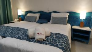 Postel nebo postele na pokoji v ubytování Knossos Hotel
