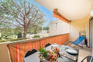 una mesa con un bol de fruta en el balcón en Spacieux 2pièces à5min de plages, en Antibes