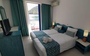 Postel nebo postele na pokoji v ubytování Knossos Hotel