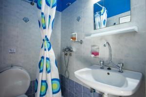Koupelna v ubytování Faliro Hotel