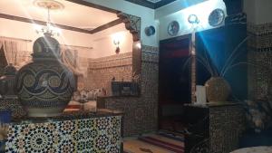 une chambre avec un grand vase sur une table dans l'établissement Mini Riad family Chez Adil Batha Fés, à Fès