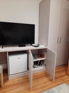 een woonkamer met een televisie op een wit bureau bij Aleksa 2 in Belgrado