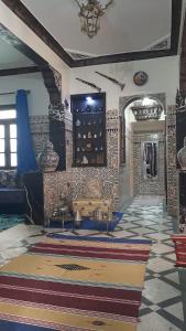 Cette chambre est dotée d'un mur en carrelage et d'une table. dans l'établissement Mini Riad family Chez Adil Batha Fés, à Fès