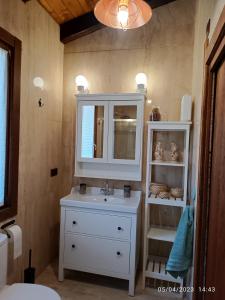 uma casa de banho com um lavatório branco e um armário de medicamentos em Casa Rural Ubaba em Artaza