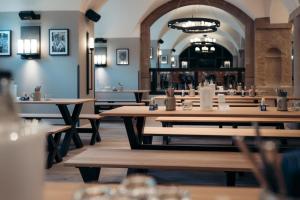 ビーレフェルトにあるAS-Immobilien, Unterkunft in Bielefeldの木製テーブルのあるレストラン、バー