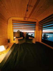Zimmer mit einem großen Bett und einem Fenster in der Unterkunft Doles skati in Salaspils