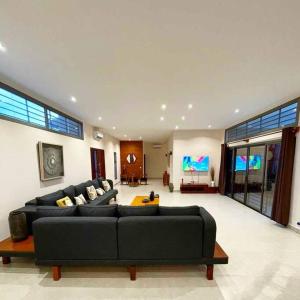 Кът за сядане в Villa 4 Chambres avec piscine sur Kribi