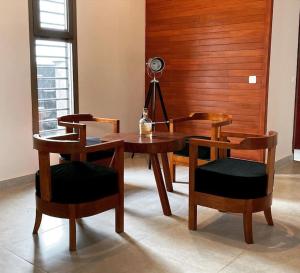 a dining room with a table and two chairs at Villa 4 Chambres avec piscine sur Kribi in Kribi