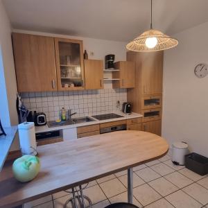 eine Küche mit einem Tisch und einem Apfel darauf in der Unterkunft 25 Schützenstraße in Diekholzen