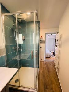 W łazience znajduje się prysznic ze szklanymi drzwiami. w obiekcie Les Gîtes De La Caneda w mieście Sarlat-la-Canéda