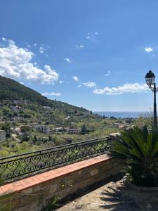 uma varanda com vista para a cidade em Maison emi em Montecorice