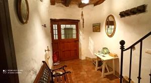 un pasillo de una casa con una puerta y una mesa en 'La Casa de LoLa' casita de cuento con vistas, en Arenas de San Pedro