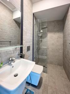 a bathroom with a sink and a shower at شاليهات ماجيك in Al Khīrān