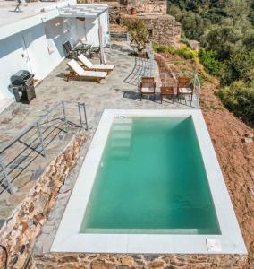 een zwembad in het midden van een patio bij Kampos View - Quiet House at the end of the Road, private pool in Kámbos