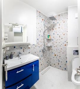 ein Badezimmer mit einem blauen Waschbecken und einem WC in der Unterkunft Sofia Apartment with Free Parking in Sofia