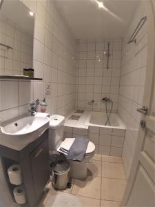 La salle de bains est pourvue d'un lavabo, de toilettes et d'une baignoire. dans l'établissement Villa Venezia, à La Canée