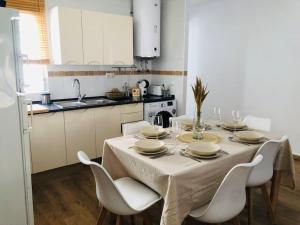 A kitchen or kitchenette at Apartamento del Mar