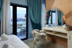 1 dormitorio con cama, escritorio y espejo en Hotel Brilant Saranda, en Sarandë