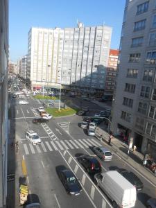 Blick auf eine Straße mit Autos und Gebäuden in der Unterkunft Vibes Coruña-Finisterre 288 in A Coruña