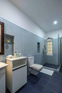 ein Badezimmer mit Toilette, Waschbecken und Dusche in der Unterkunft amã Stays & Trails Victory Dawn, Kochi in Fort Kochi