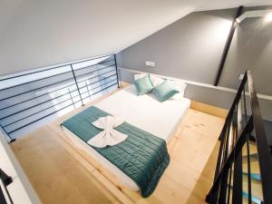 - une petite chambre avec un lit fleuri dans l'établissement Social Lodge - Happiness, à Funchal